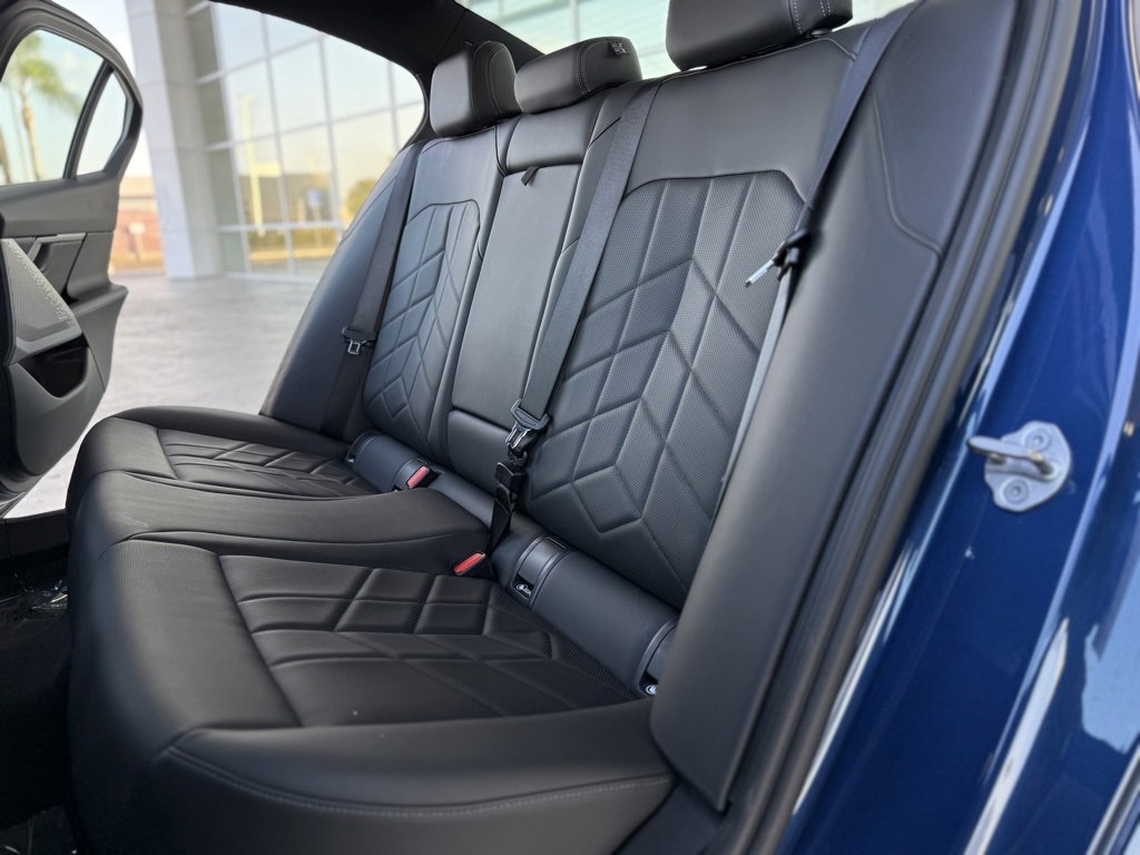 Used 2025 BMW i5 eDrive40i w/ Premium Package image 13