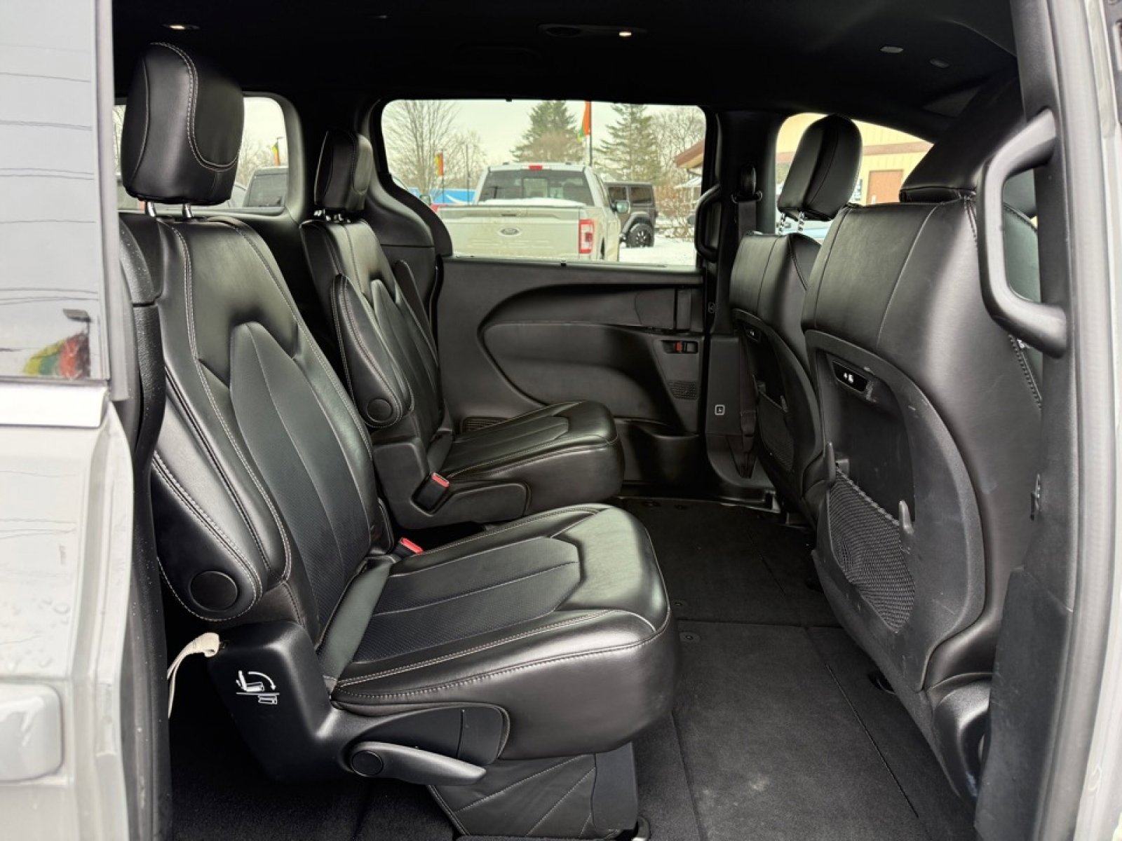 Used 2025 Chrysler Pacifica Select image 14