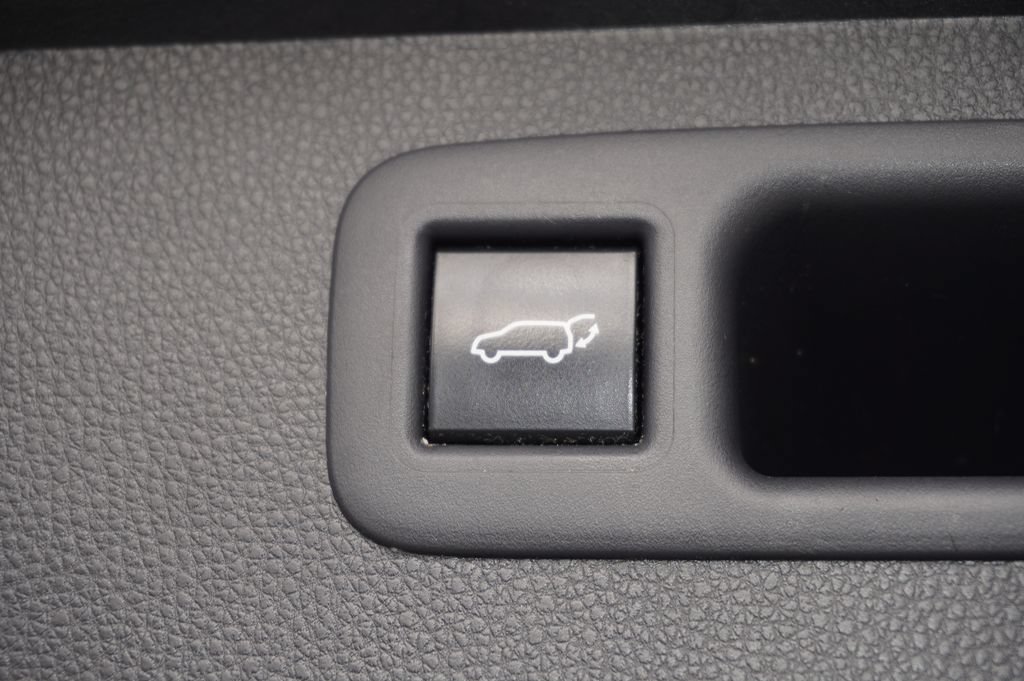 Used 2020 Toyota Highlander XLE FWD image 9