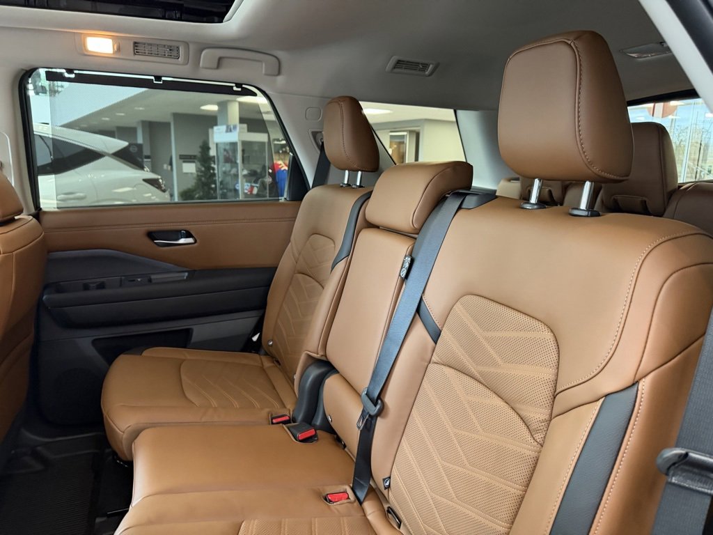 New 2025 Nissan Pathfinder Platinum w/ Cargo Package image 32