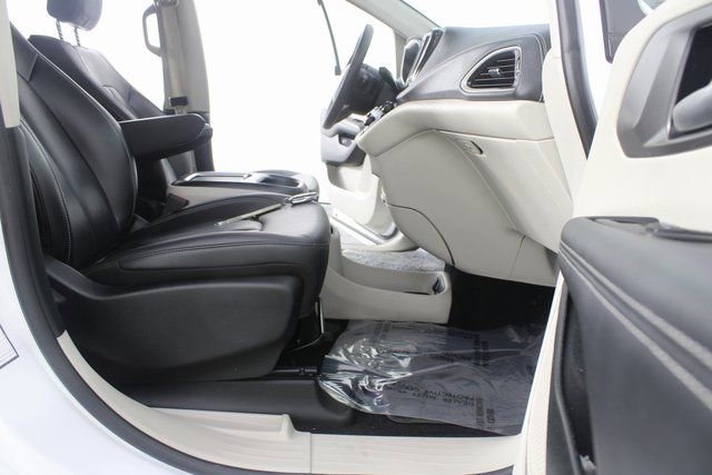 Used 2024 Chrysler Pacifica Select image 22