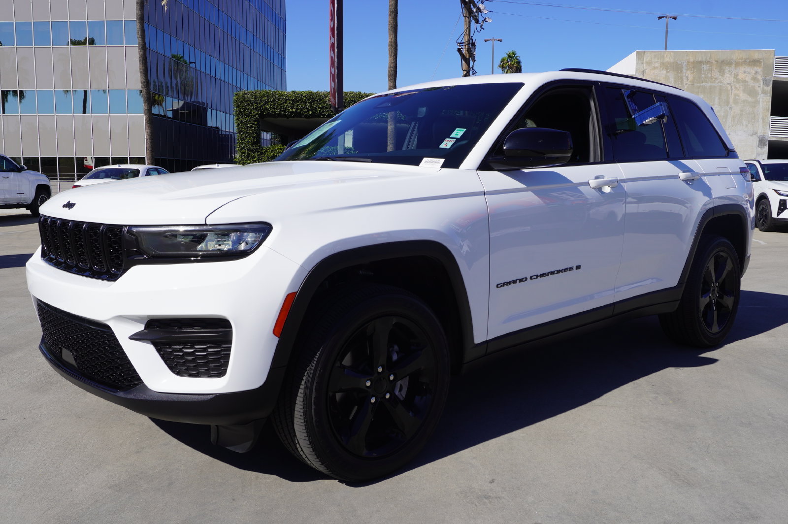 Used 2023 Jeep Grand Cherokee Altitude AWD/4WD image 4