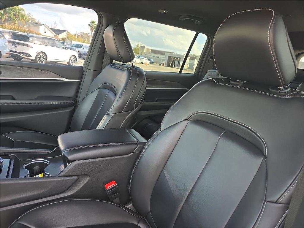 Used 2024 Jeep Grand Cherokee L Limited w/ Black Appearance Package image 18