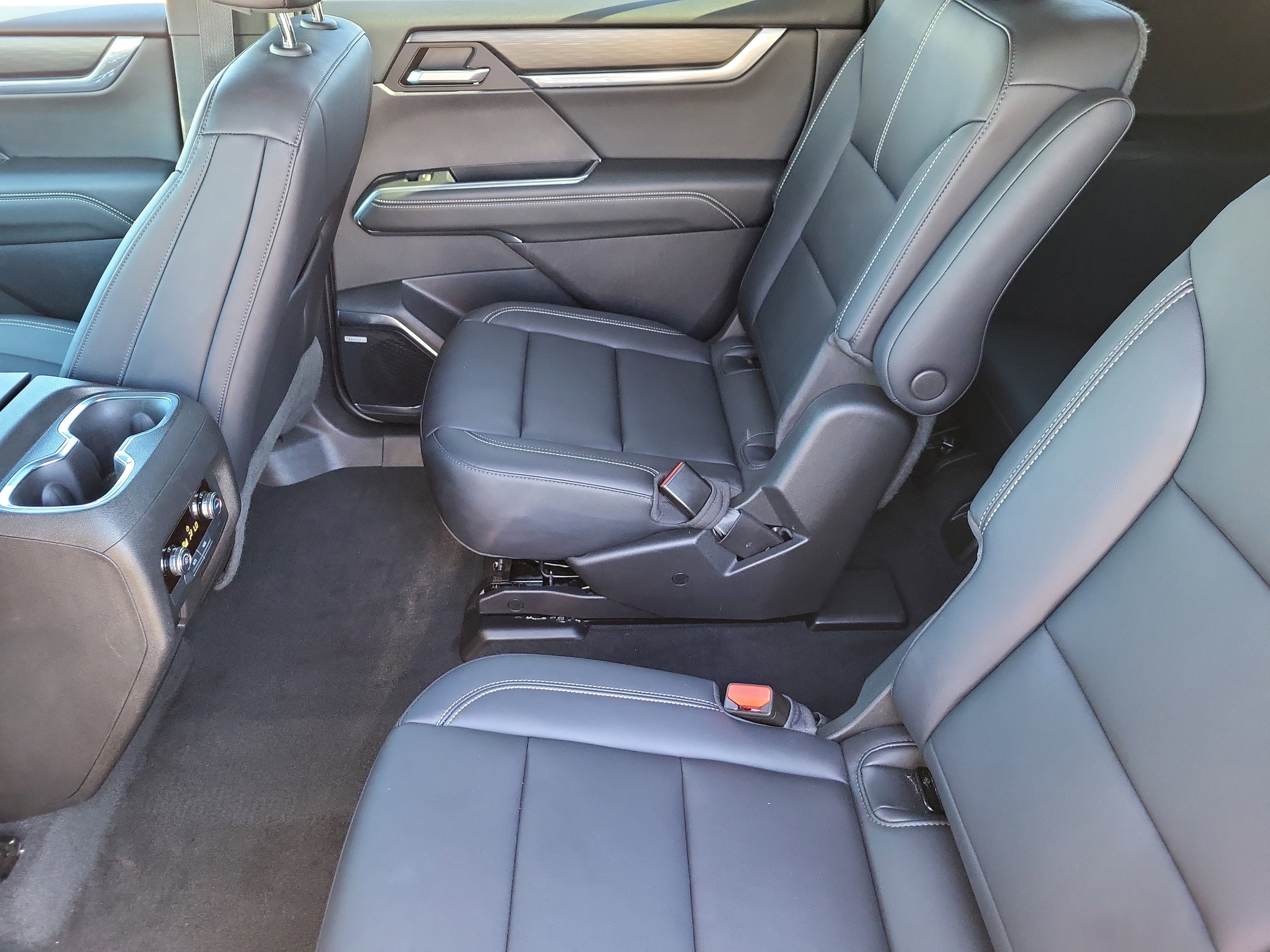 Used 2024 GMC Acadia Elevation image 9