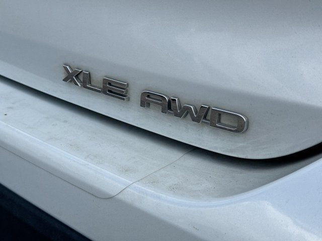 Used 2022 Toyota Highlander XLE AWD/4WD image 8