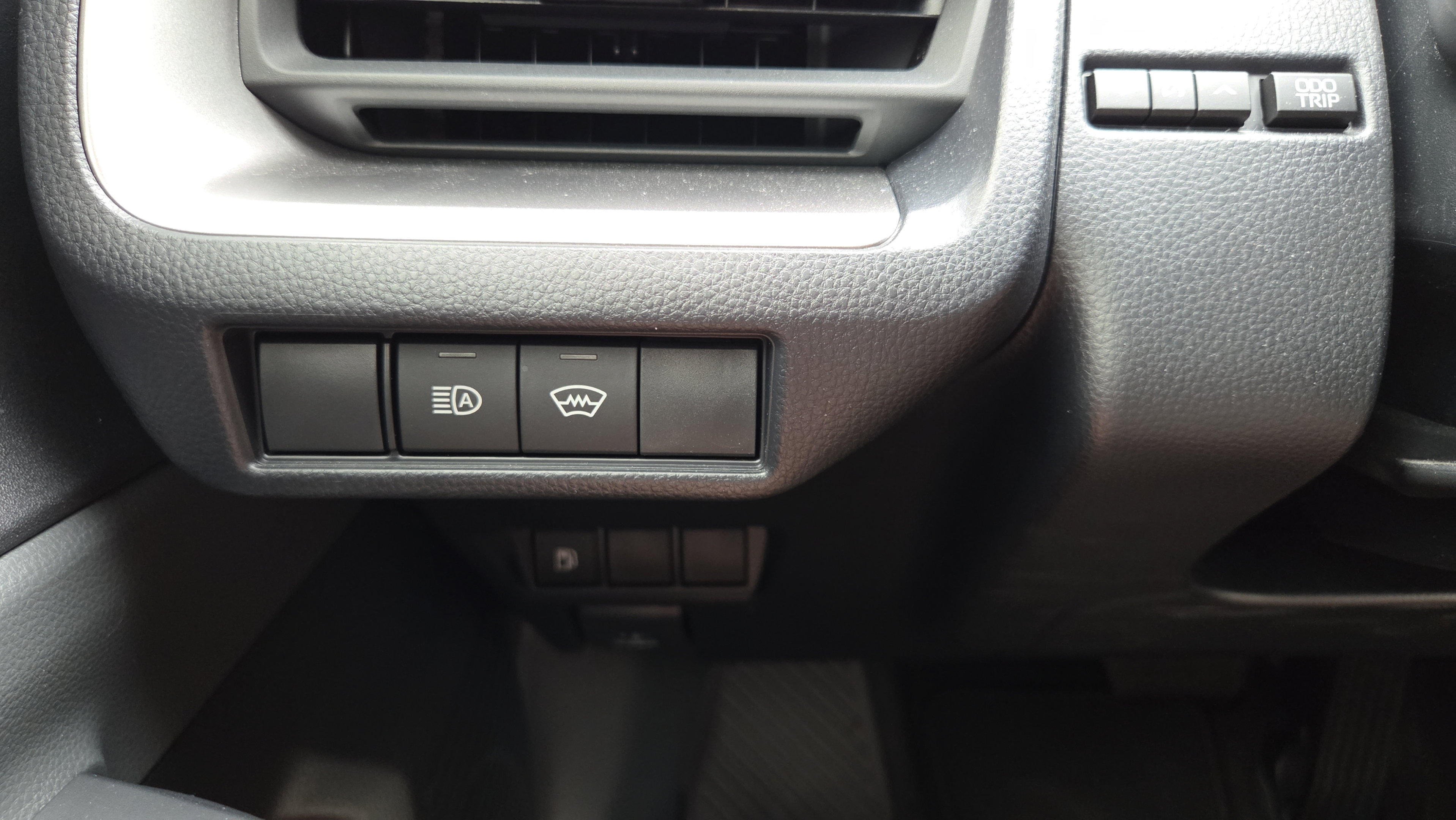 Certified 2025 Toyota Prius LE FWD image 19