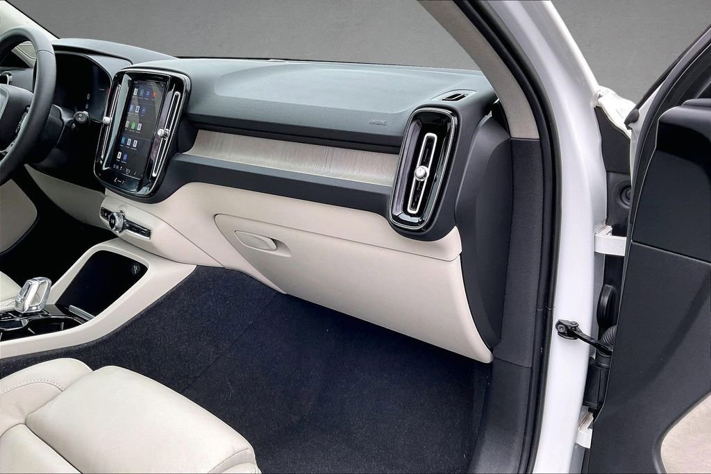 Certified 2023 Volvo XC40 B5 Plus w/ Climate Package image 26