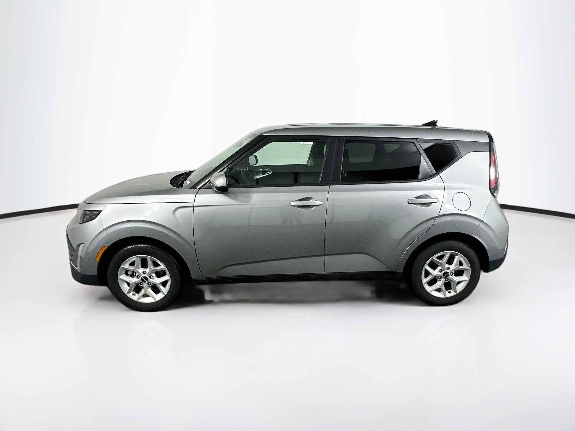 Used 2025 Kia Soul LX w/ LX Technology Package FWD image 4
