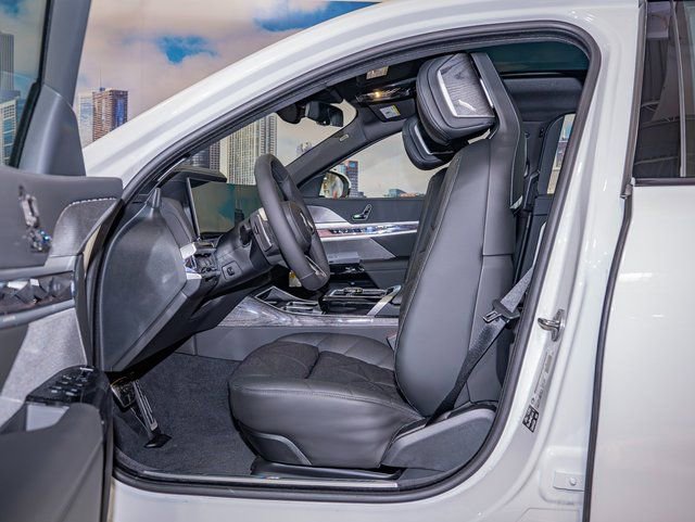 Used 2026 BMW 740i xDrive w/ Premium Package image 20