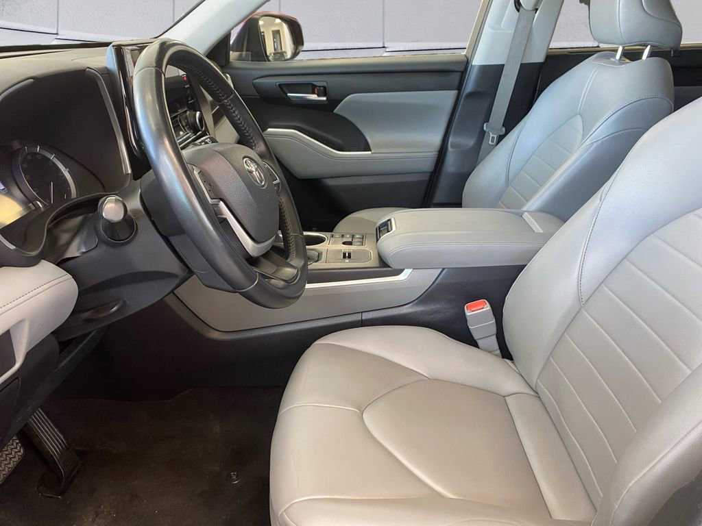 Used 2023 Toyota Highlander XLE image 7