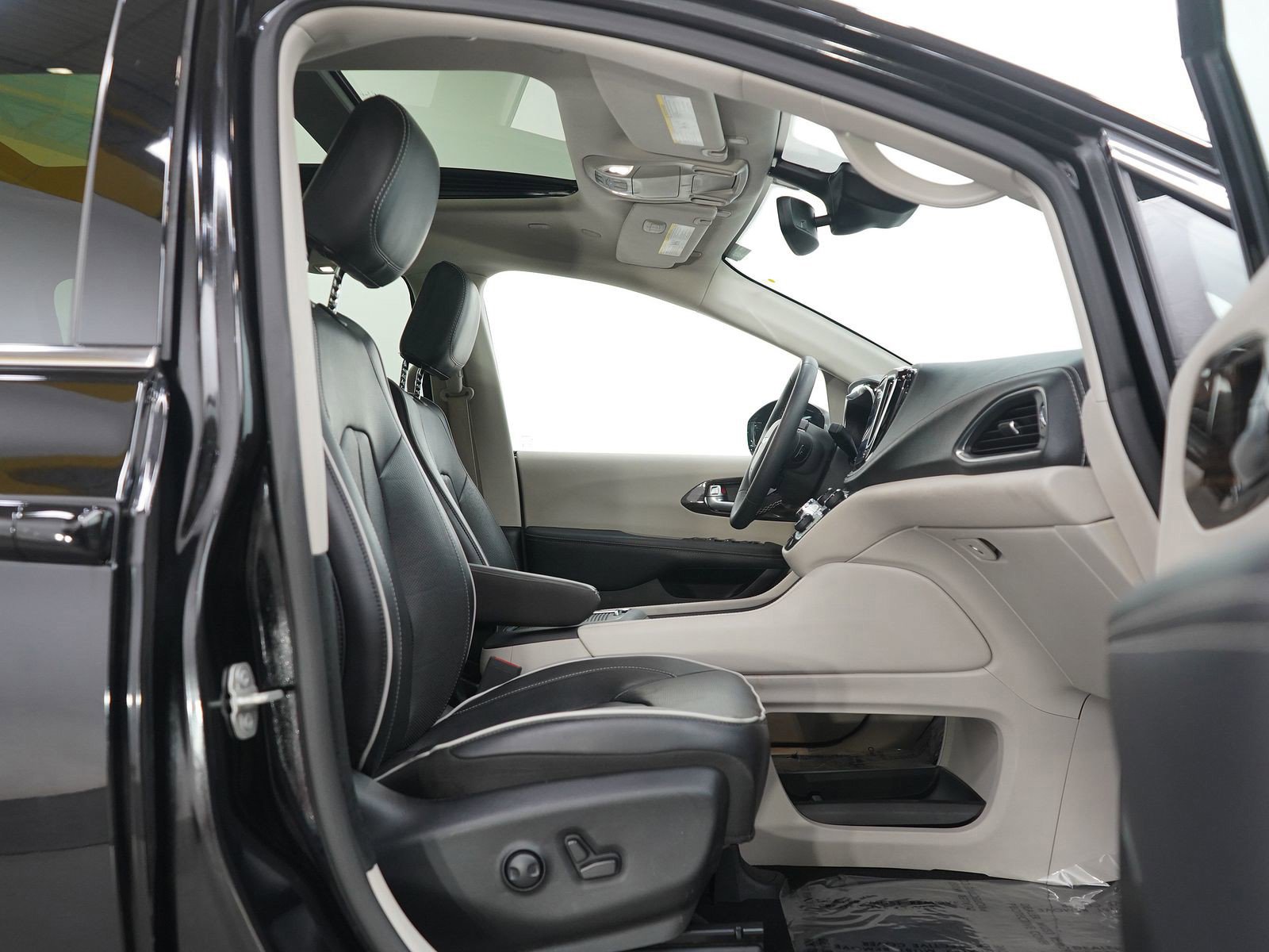 Used 2024 Chrysler Pacifica Limited image 12