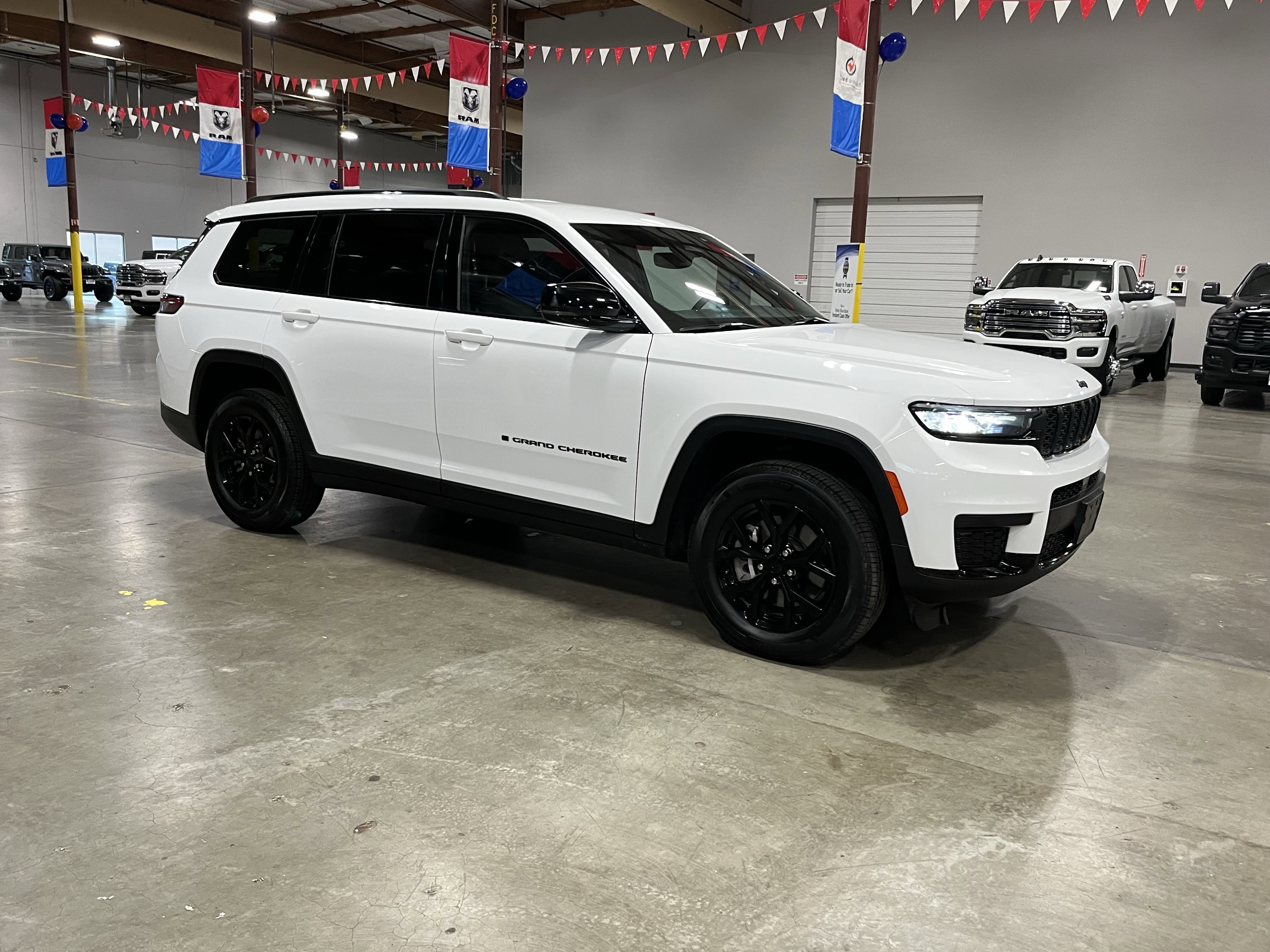 Used 2024 Jeep Grand Cherokee L Laredo image 7