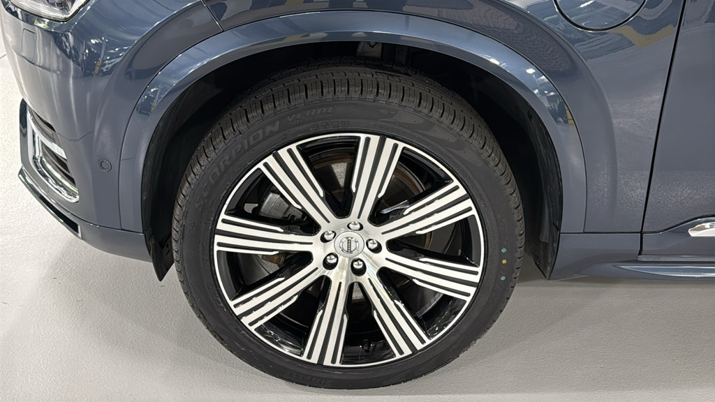Certified 2025 Volvo XC90 T8 Plus w/ Protection Package Premier AWD/4WD image 8