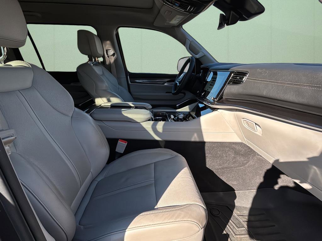 Used 2023 Jeep Wagoneer 4WD w/ Premium Group I image 41