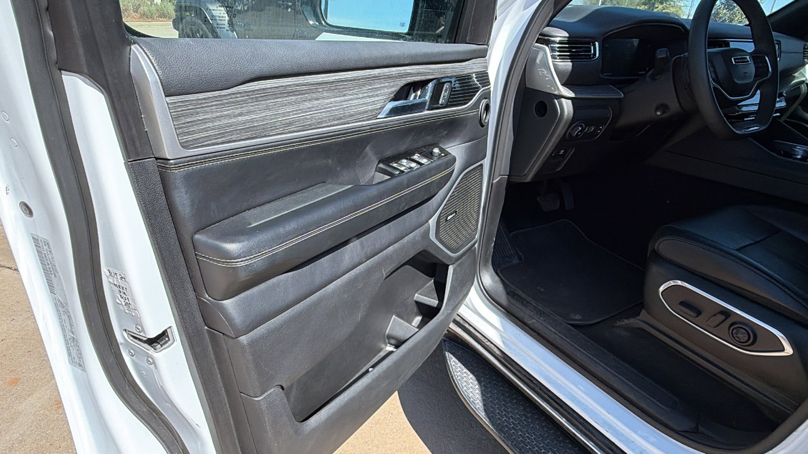Used 2023 Jeep Wagoneer Series III w/ Preferred Equipment Group image 14