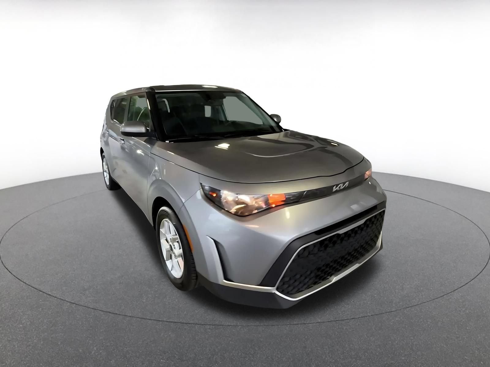 Used 2025 Kia Soul LX w/ LX Technology Package FWD image 3