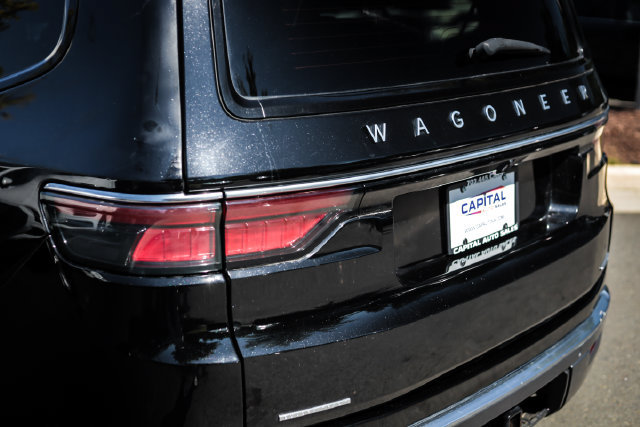 Used 2022 Jeep Wagoneer Series III w/ Premium Group I AWD/4WD image 28