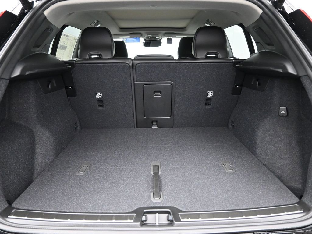New 2025 Volvo XC40 B5 Ultra w/ Climate Package image 25