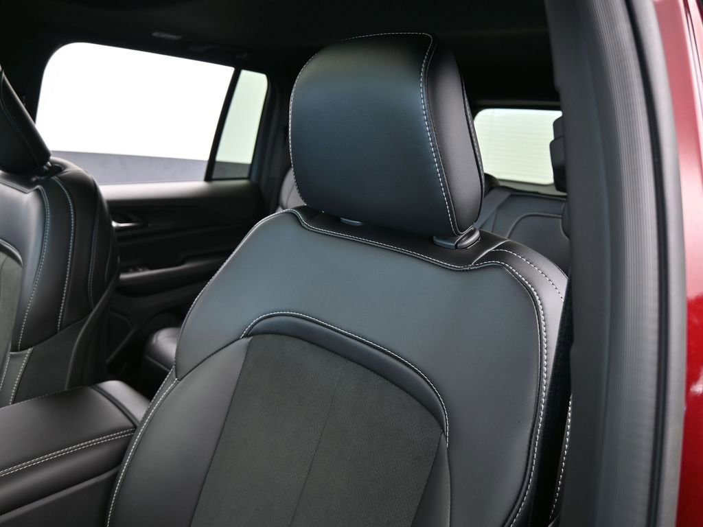 New 2025 Jeep Grand Cherokee Laredo image 17