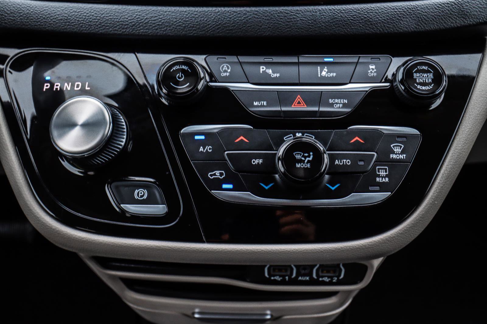 Used 2023 Chrysler Pacifica Touring-L FWD image 31