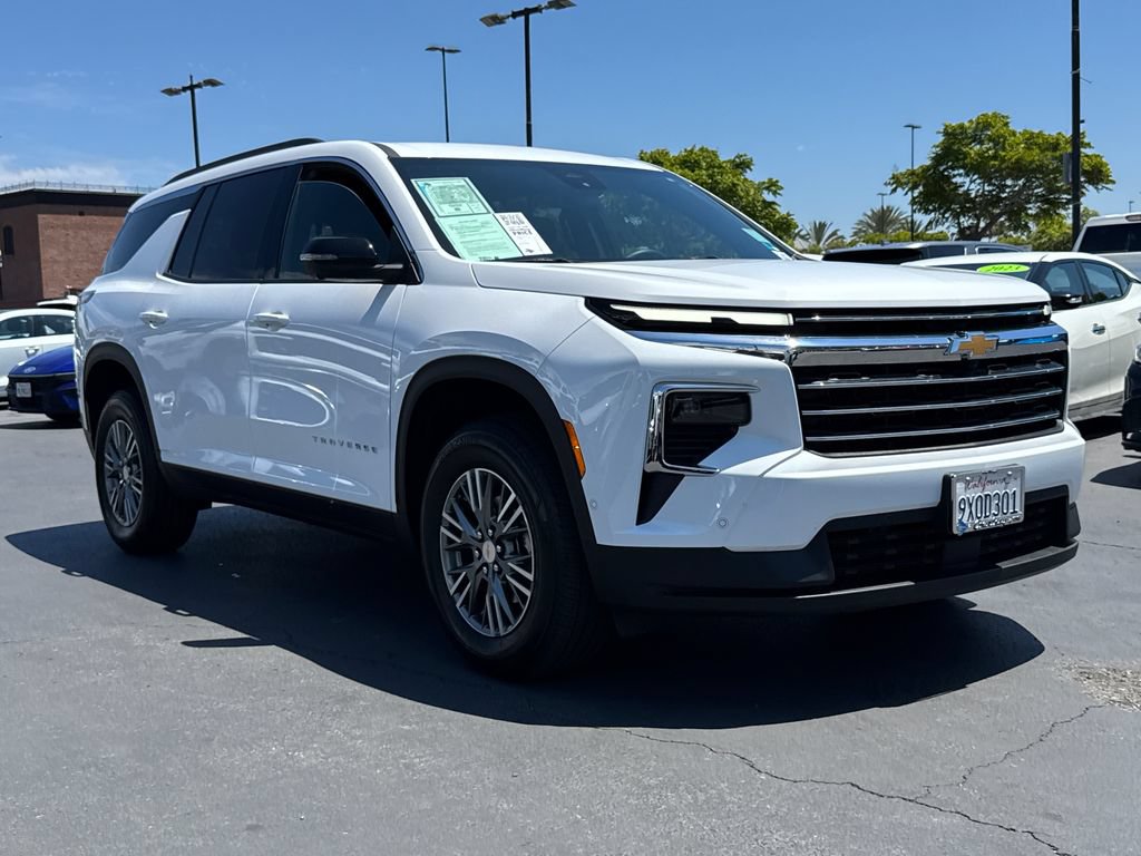 Used 2025 Chevrolet Traverse LT w/ Enhanced Driving Package FWD image 4