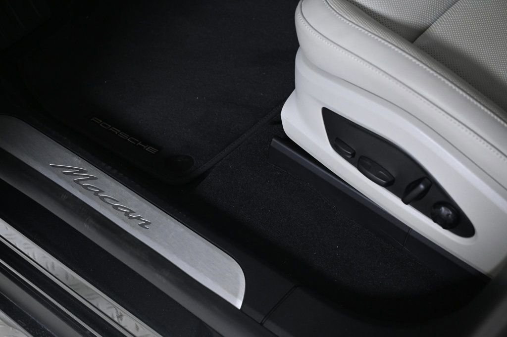 Certified 2025 Porsche Macan Electric RWD image 22