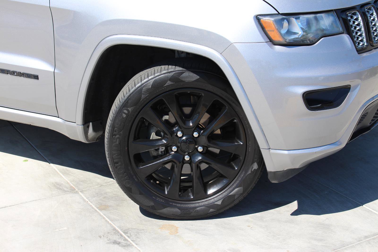 Used 2019 Jeep Grand Cherokee Altitude image 3