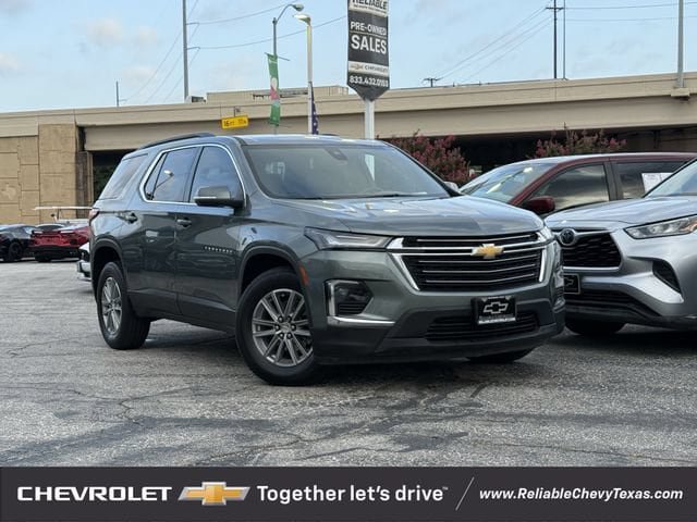 Used 2022 Chevrolet Traverse LT FWD image 2