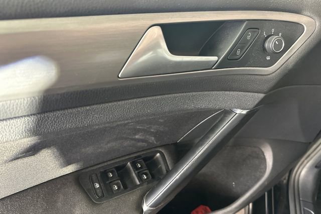 Used 2016 Volkswagen Golf S image 12