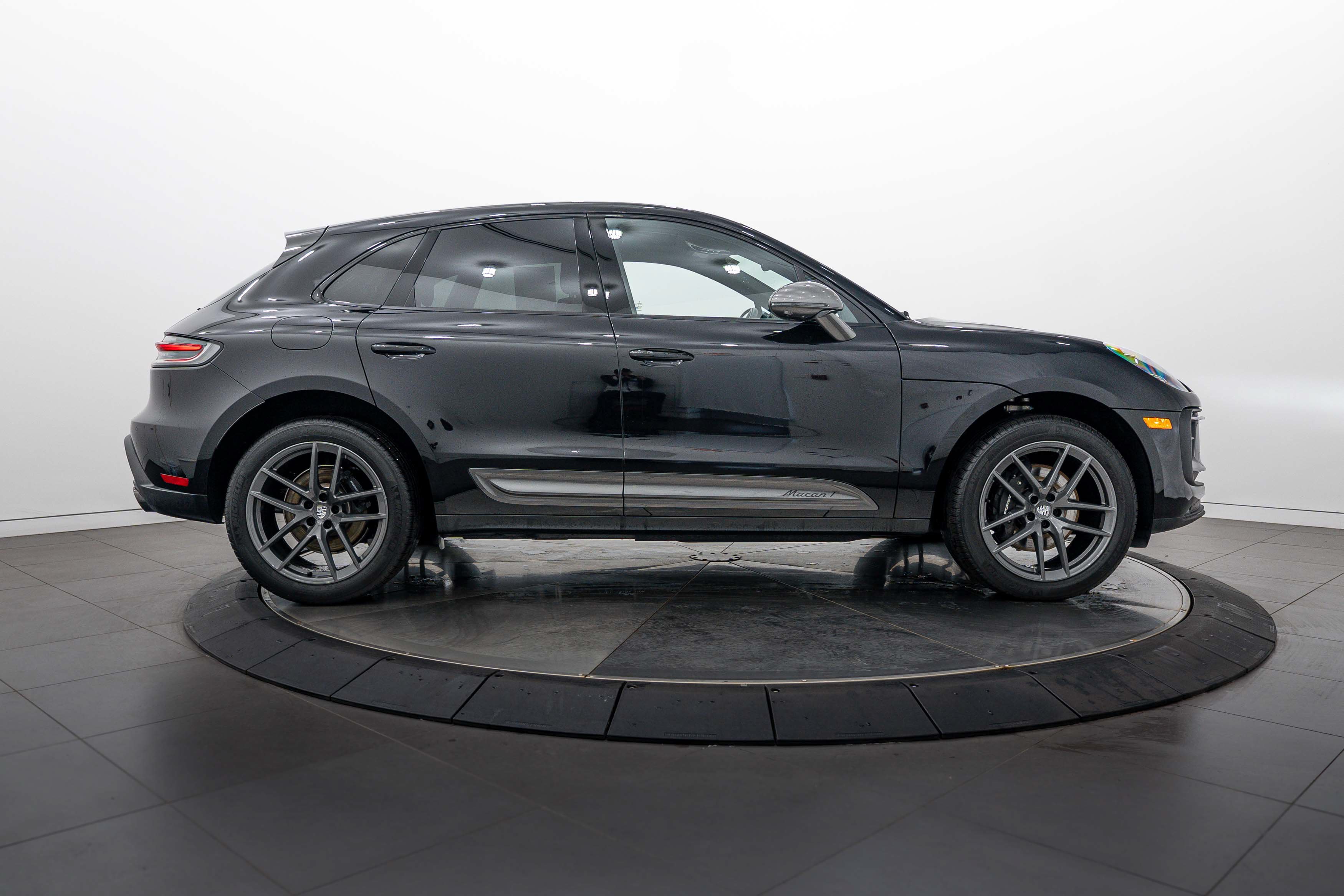 Certified 2026 Porsche Macan Turbo AWD/4WD image 8