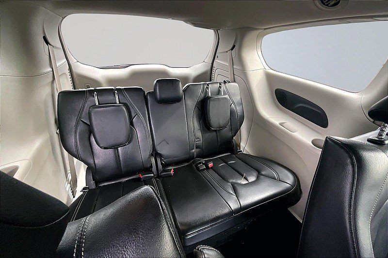 Used 2022 Chrysler Pacifica Touring-L w/ Uconnect Theater Family Group image 28