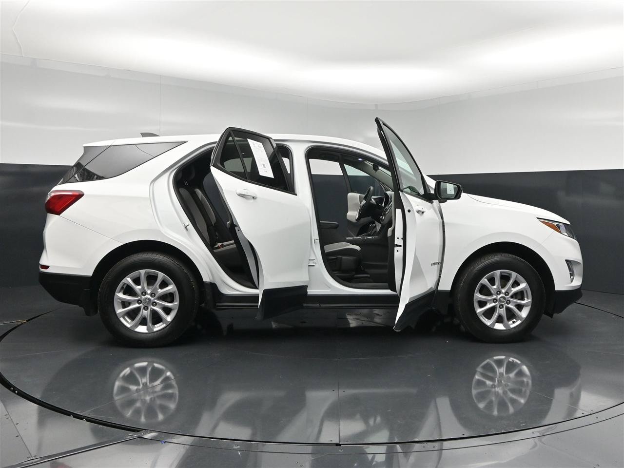 Used 2019 Chevrolet Equinox LS w/ LS Convenience Package AWD/4WD image 39