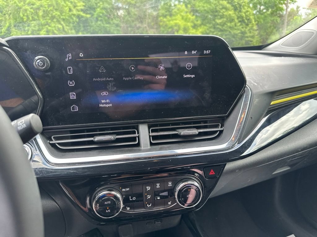 Used 2025 Chevrolet Trax ACTIV w/ Sunroof Package FWD image 11