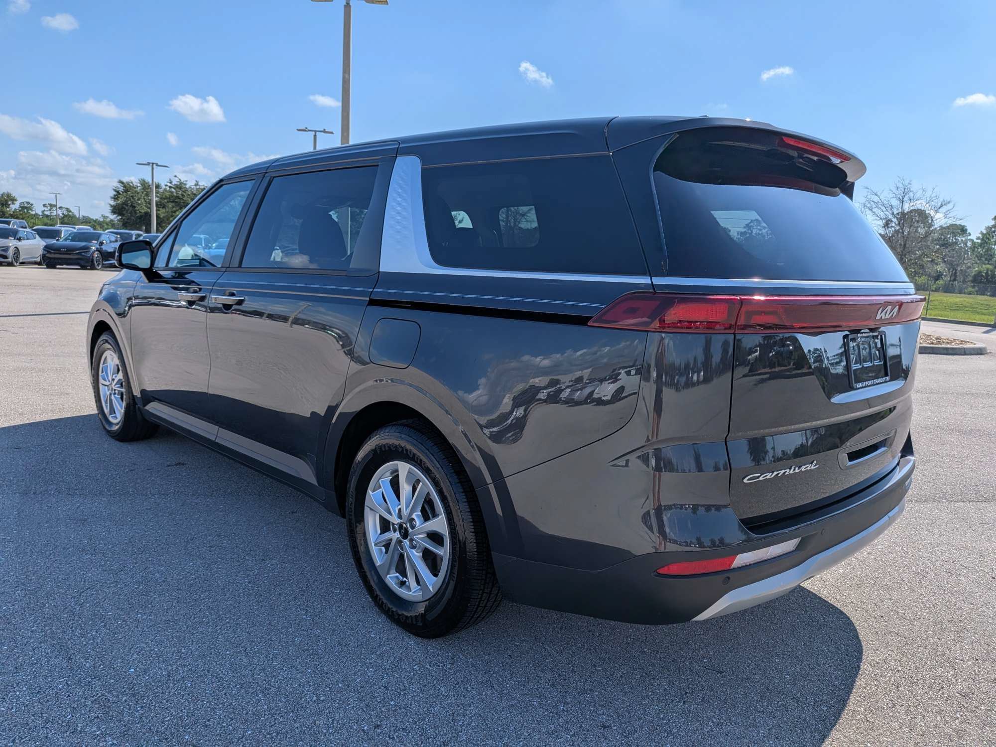 Used 2022 Kia Carnival LX FWD image 6