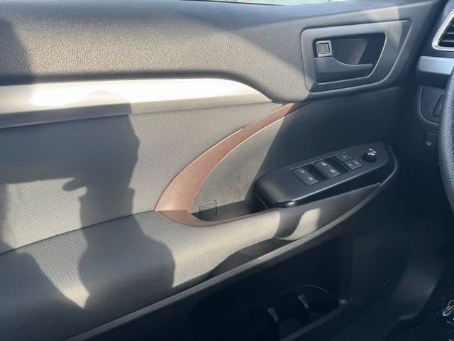 Certified 2017 Toyota Highlander LE w/ Carpet Mat Package AWD/4WD image 31