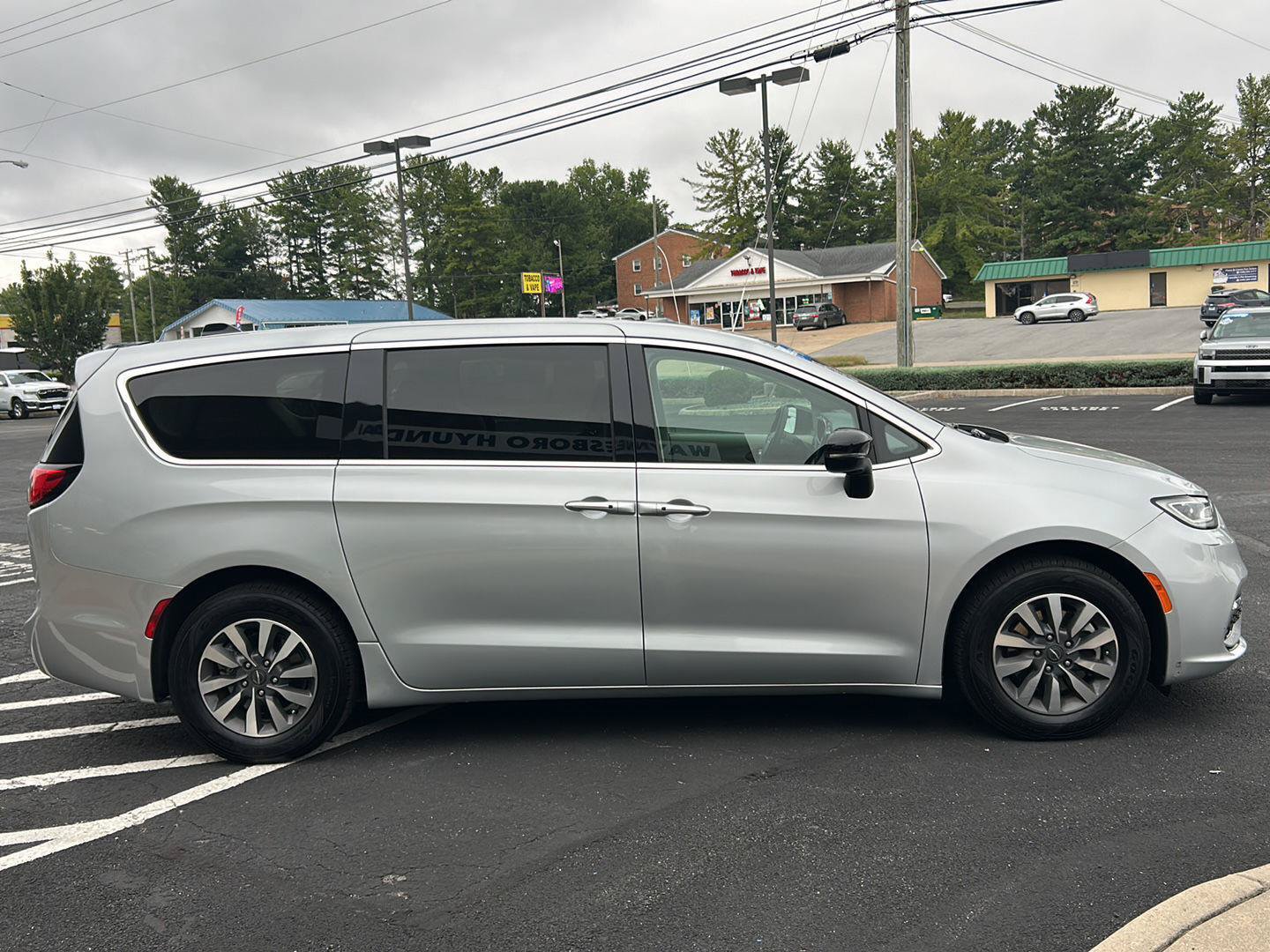 Used 2024 Chrysler Pacifica Limited FWD image 14