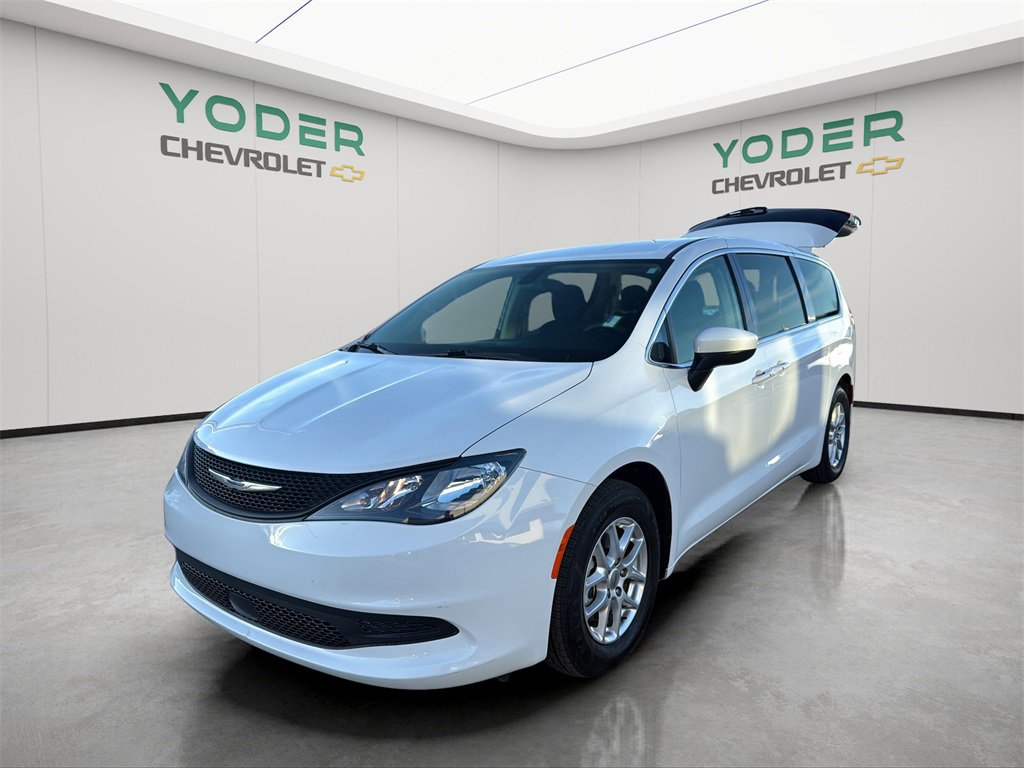 Used 2022 Chrysler Voyager LX image 11
