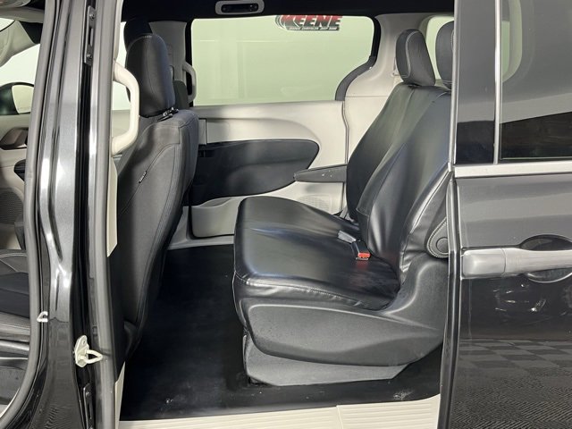 Used 2020 Chrysler Voyager L image 24