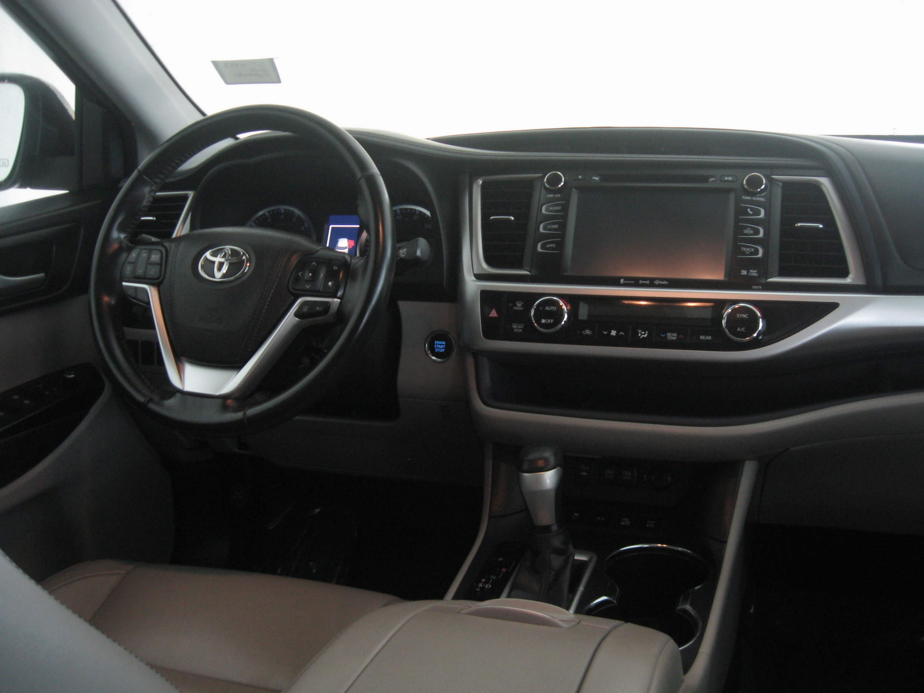 Used 2017 Toyota Highlander XLE image 2
