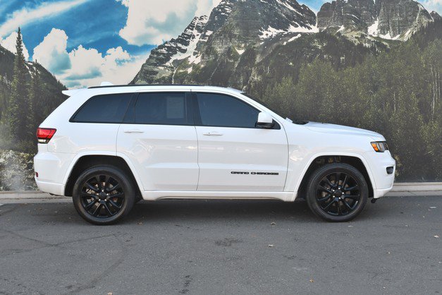 Used 2017 Jeep Grand Cherokee Altitude AWD/4WD image 2