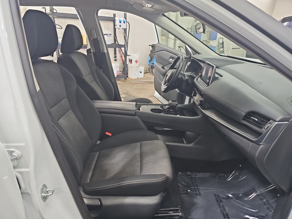 Used 2024 Nissan Rogue SV FWD image 10