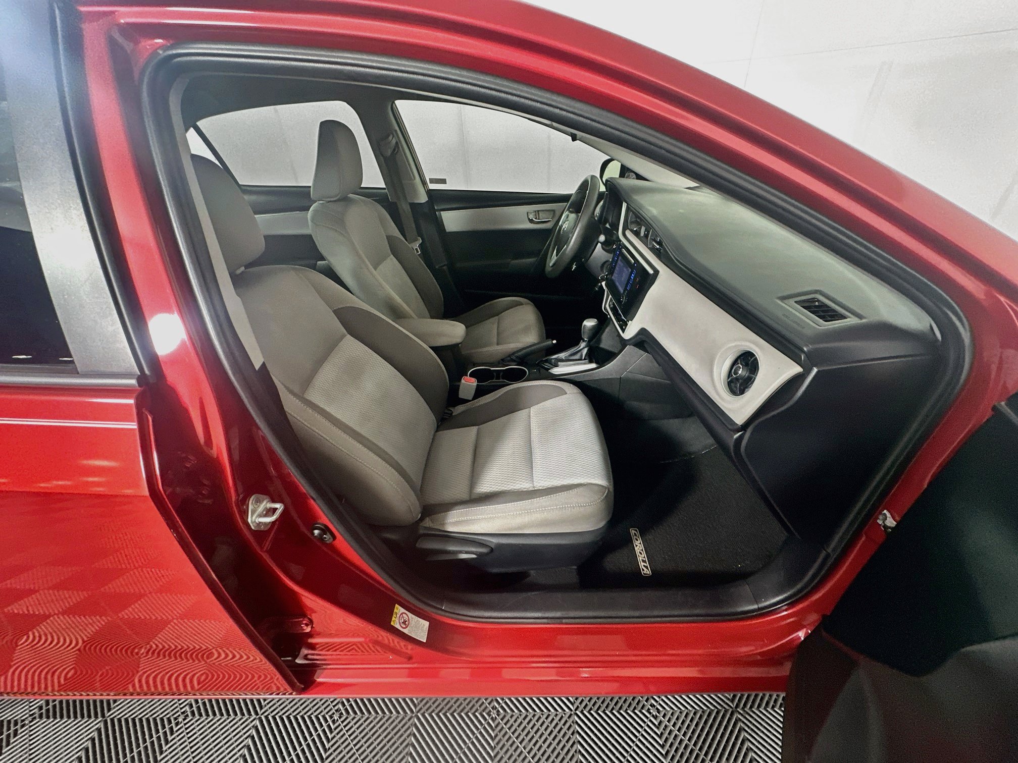 Used 2018 Toyota Corolla LE FWD image 28