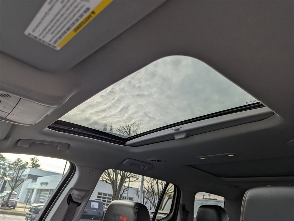 Used 2022 GMC Acadia AT4 w/ Technology Package image 28