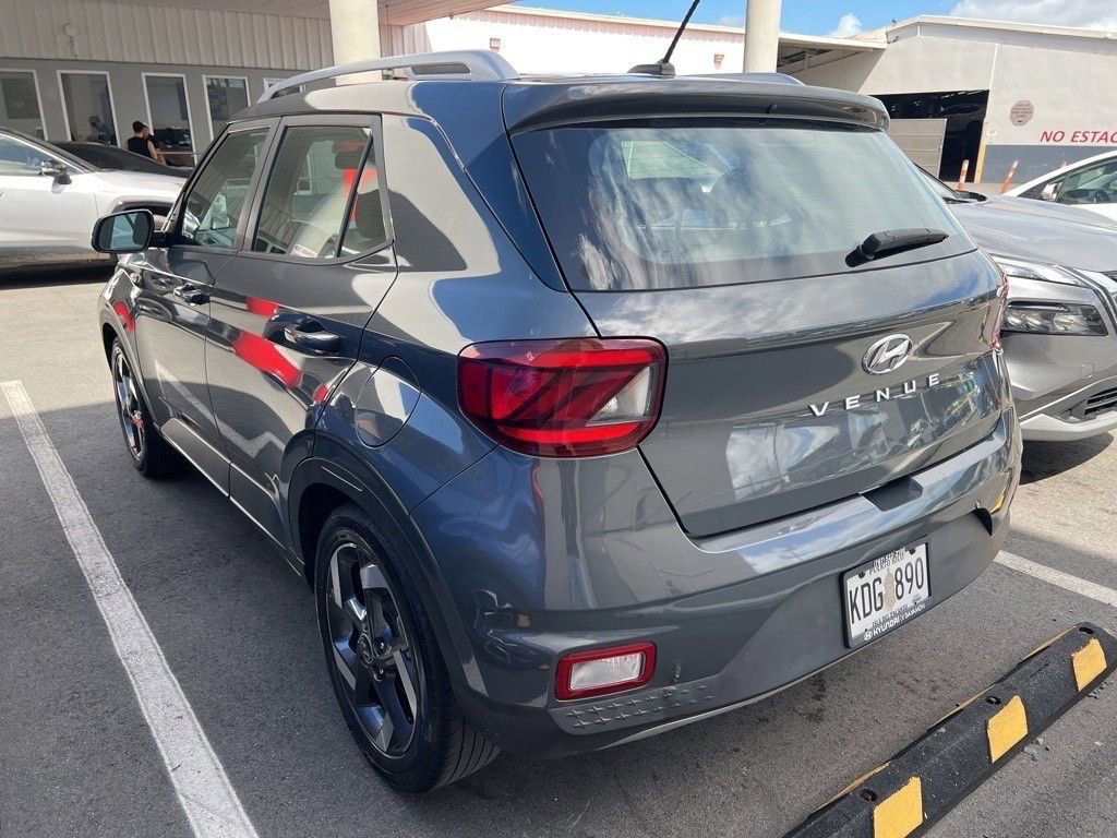 Used 2023 Hyundai Venue SE image 2