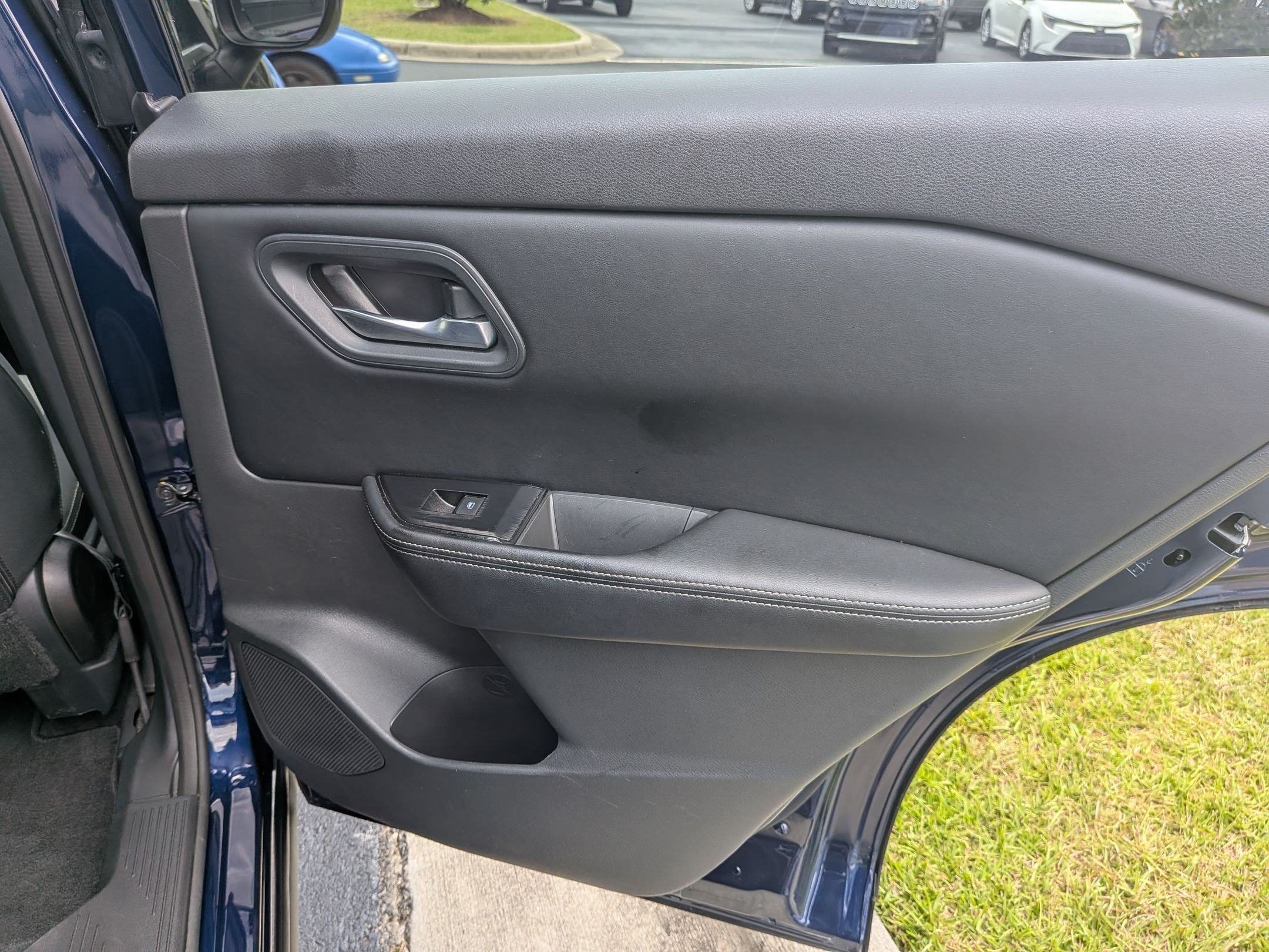 Used 2025 Nissan Rogue SV FWD image 21