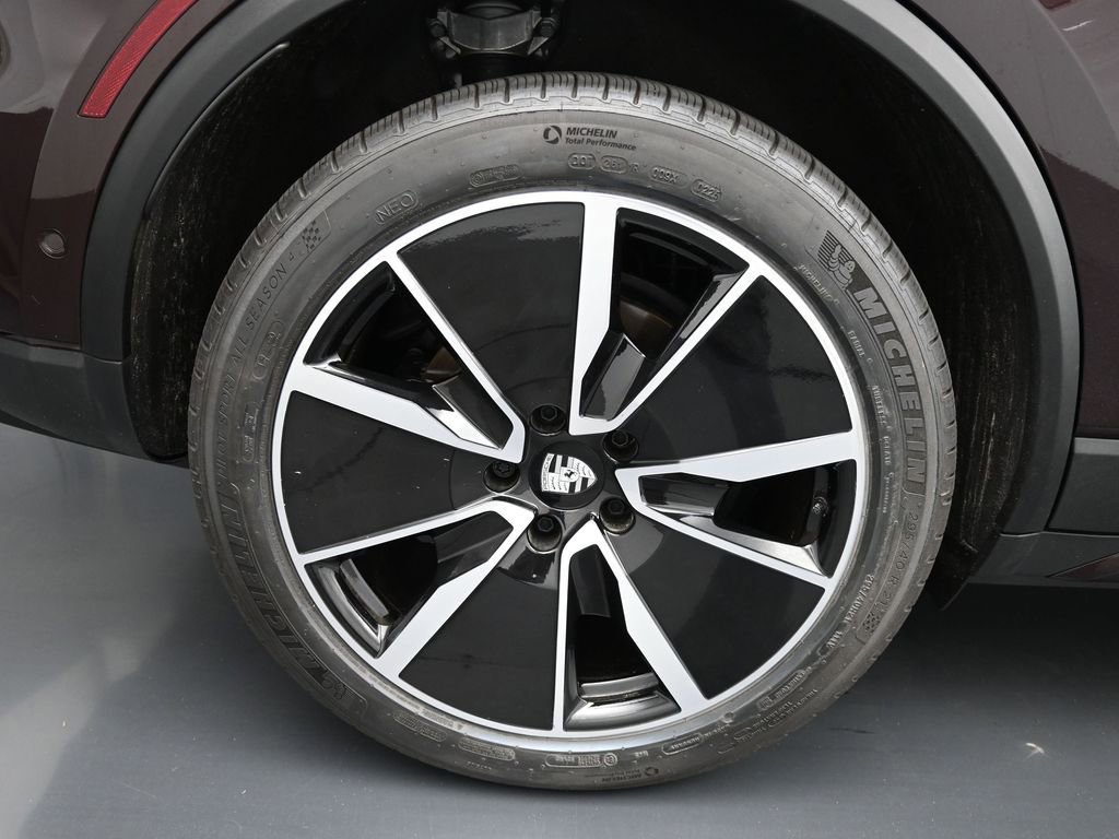 Certified 2025 Porsche Macan Electric image 9