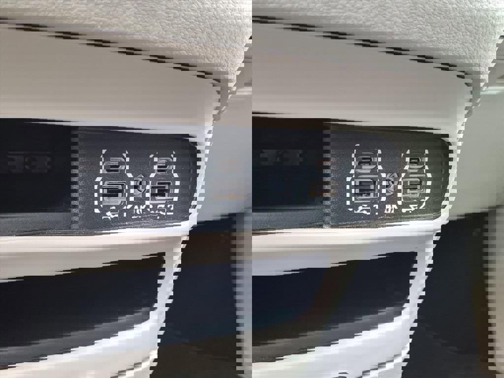 Used 2024 Chrysler Pacifica Touring-L image 13