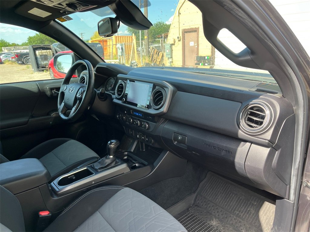 Used 2022 Toyota Tacoma TRD Off-Road image 16