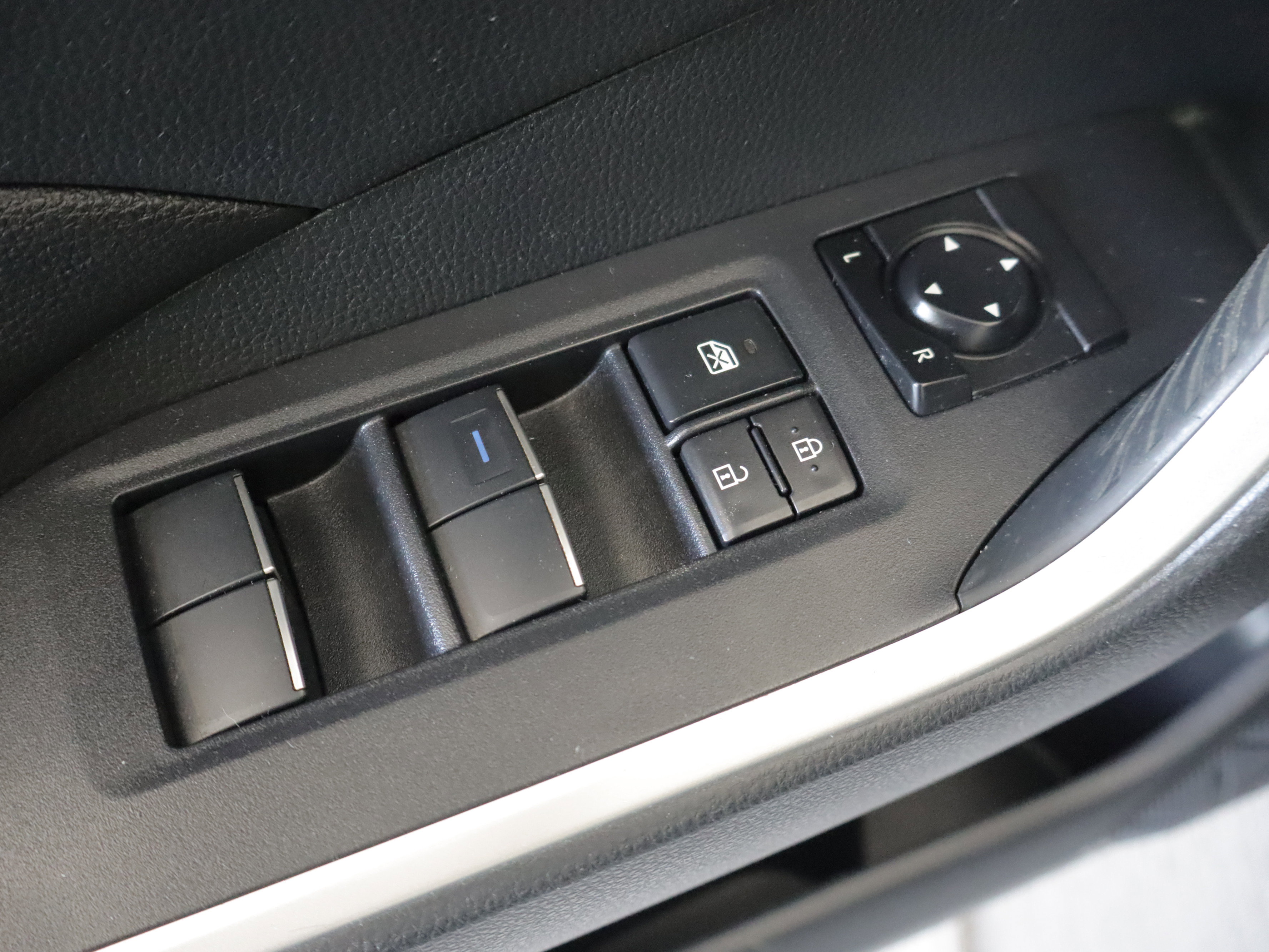 Used 2019 Toyota RAV4 XLE Premium w/ Cold Weather Package AWD/4WD image 12