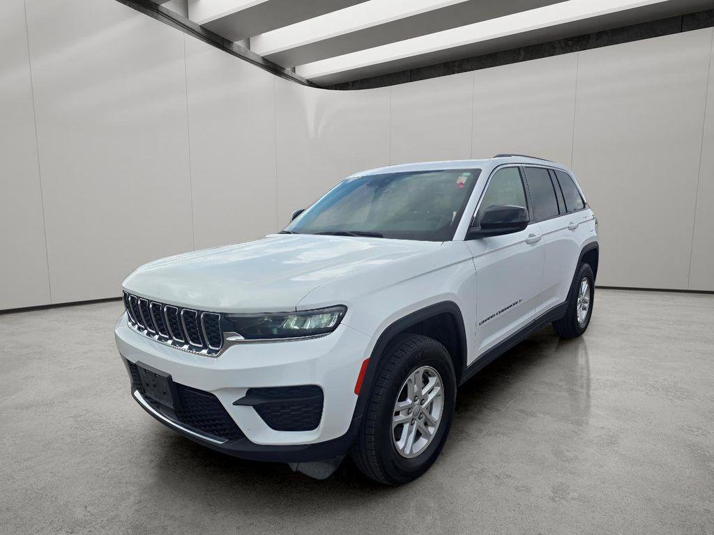 Used 2024 Jeep Grand Cherokee Laredo image 1